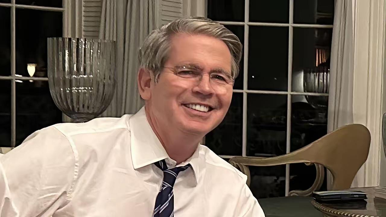 贝森特反正把牛皮是吹出去了。说中国卡美国的稀土最多12个月到24个月。如果在这个