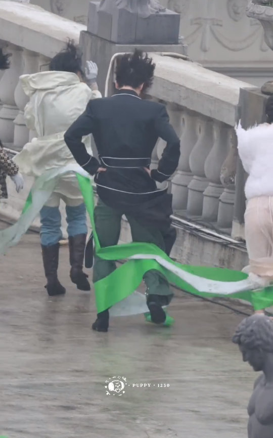 张凌赫凌乱美 张凌赫被直升机吹炸毛了 张凌赫被直升机吹炸毛了，张凌赫凌乱美，谁懂