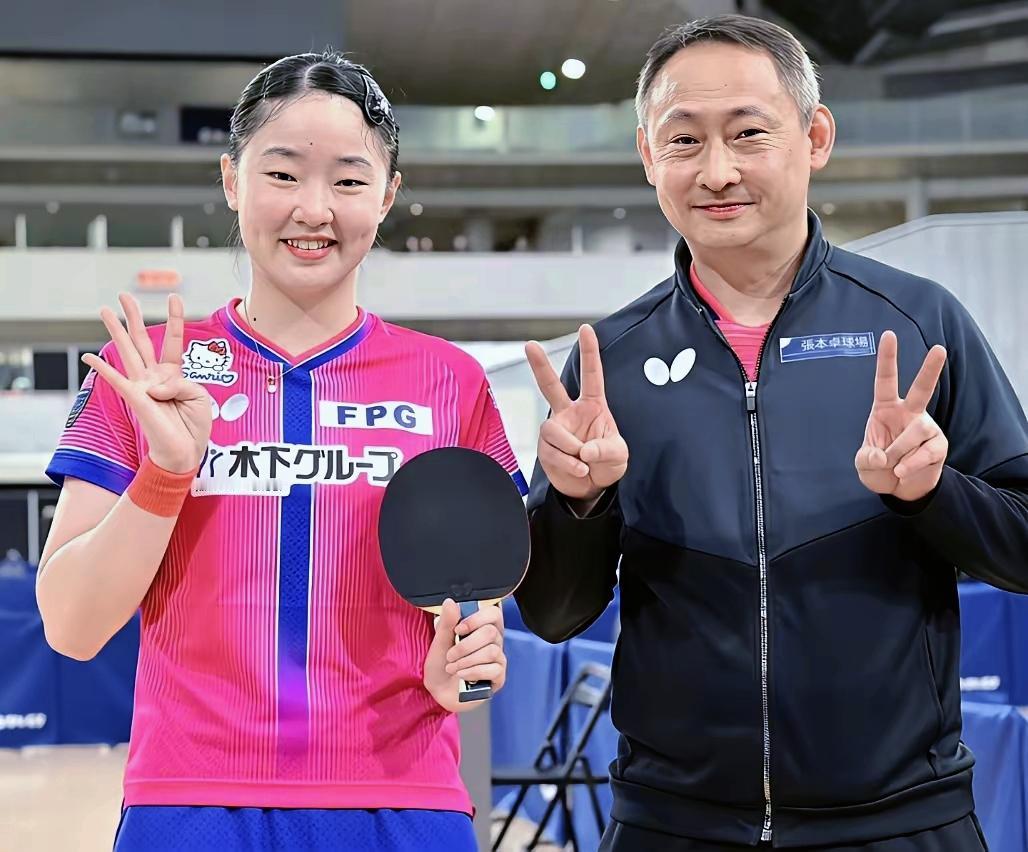 张本美和夺得日锦赛冠军，父女俩开心得不得了，2+2=4的手势动作都出来了。