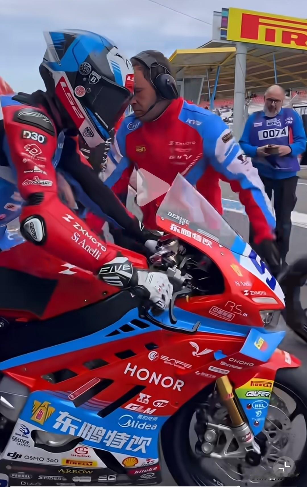 张雪机车新增了不少国内赞助商品牌，首当其冲是 HONOR(荣耀)，中间是美的空调