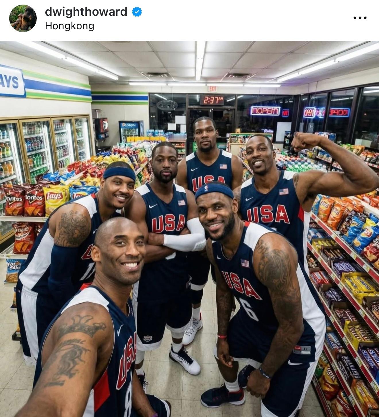 火花今天晒出了这张图片，配文：传奇再现，经典瞬间。 