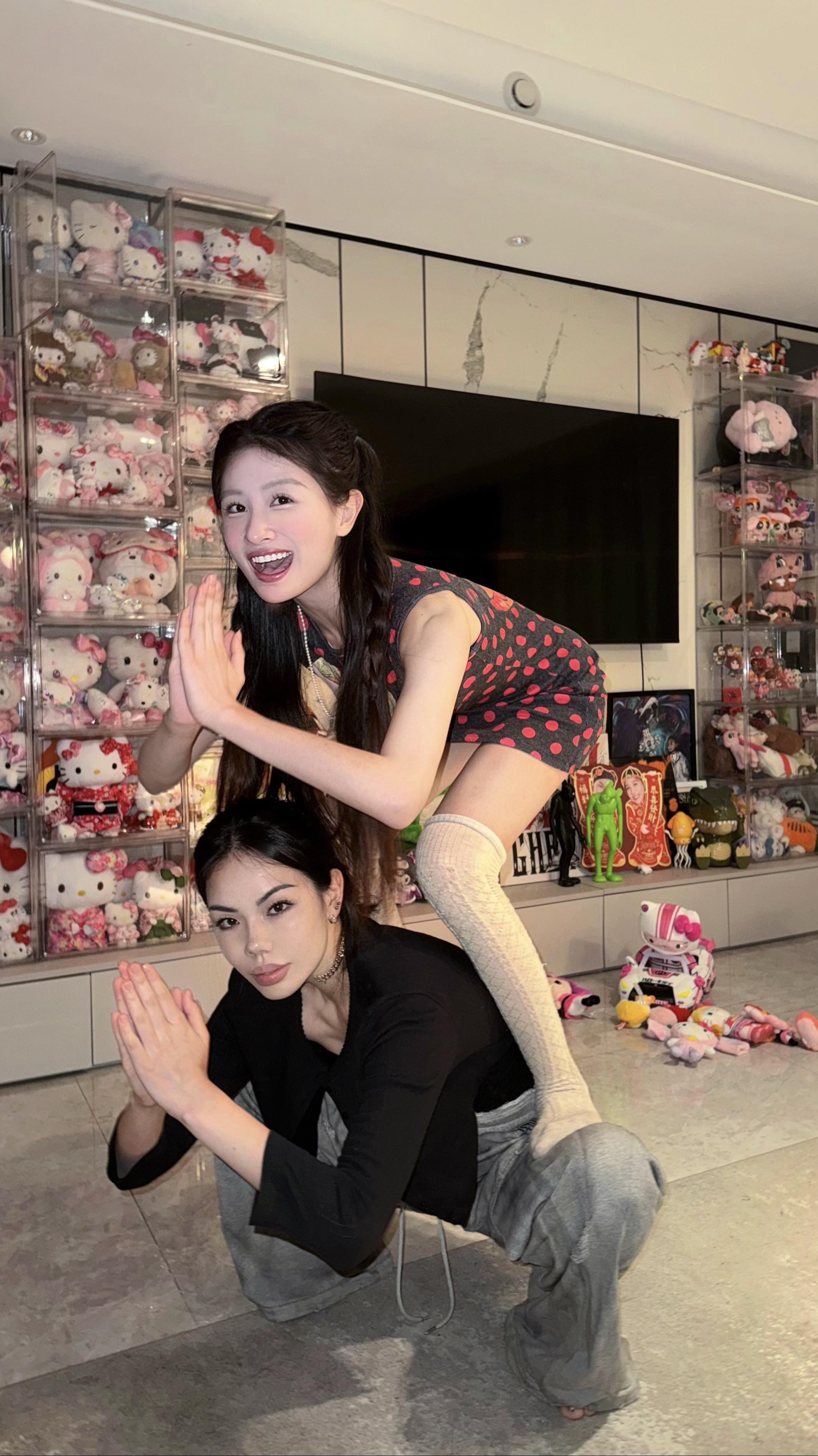 攒了好久的姐妹合照姿势终于用上了！！！节日快乐！！抽象