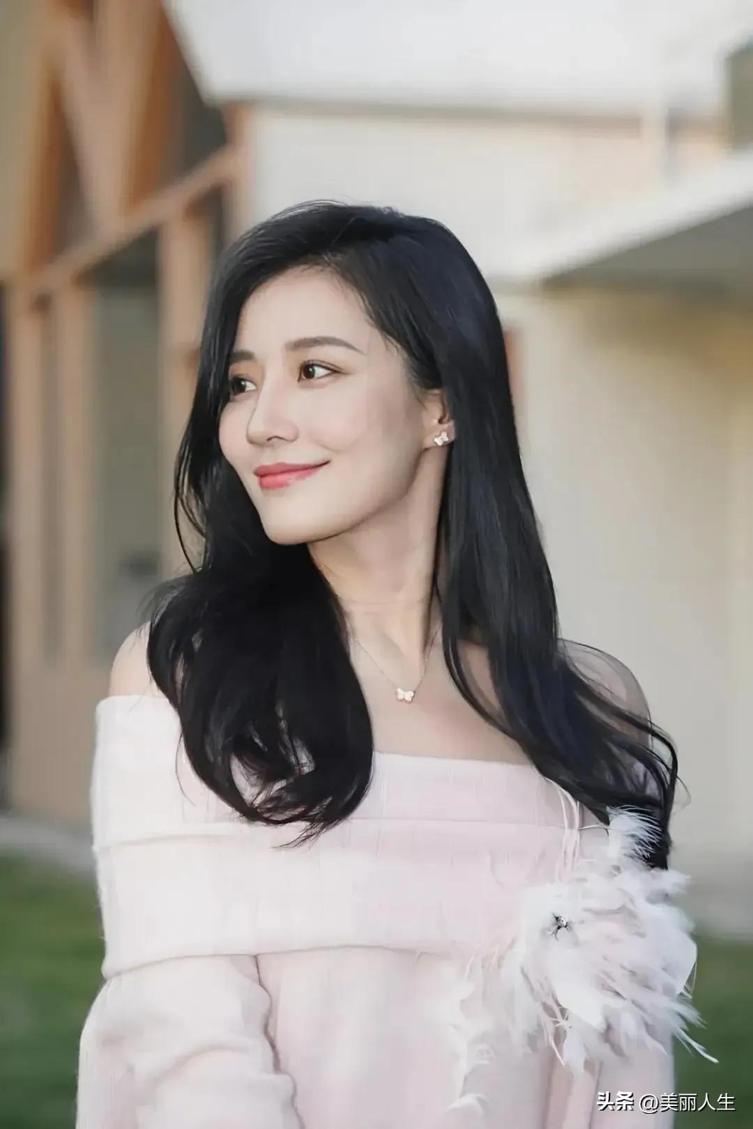 俏丽若三春之桃，清素若九秋之菊你是喜欢风情万种，还是温柔体贴 什么样的人算是美人