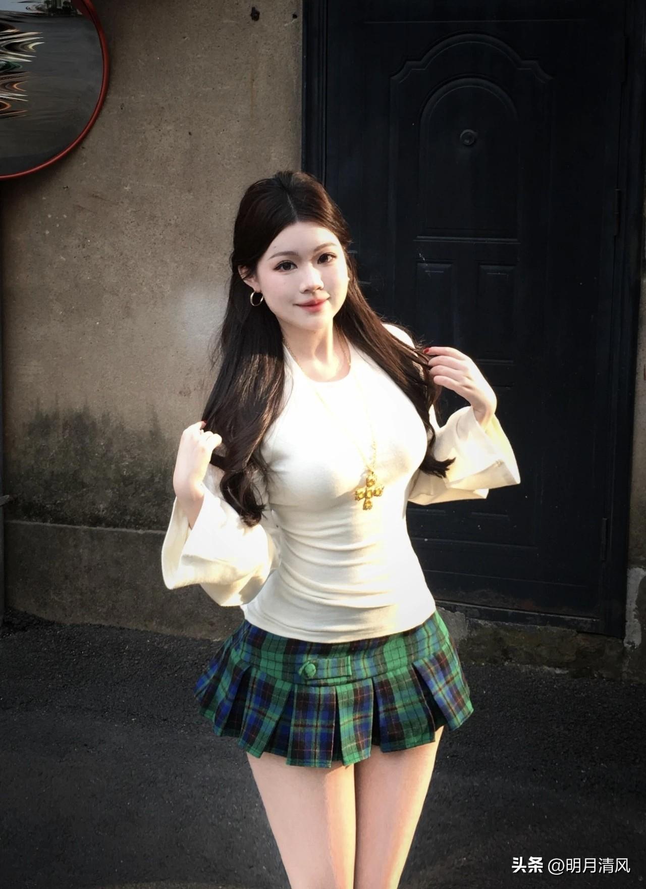 拍格子短裙，很多人都爱教你怎么站、怎么扭，但我今天想跟你聊一个特别容易出片，又常