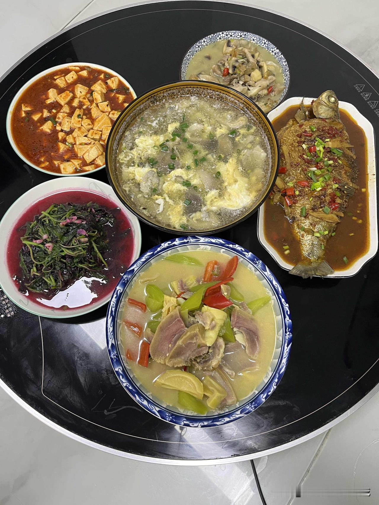 公司有对30多岁夫妻，男的在楼下办公室，他老婆就在楼上办公室，虽然在一个公司，但