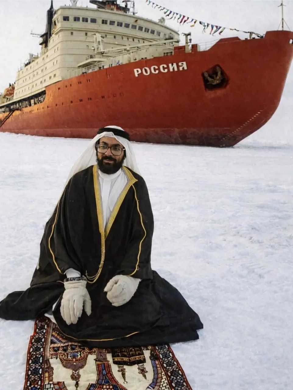 【来自投稿】1990年 沙特科学家易卜拉西姆·阿里姆 搭乘身后的俄罗斯探险船罗西