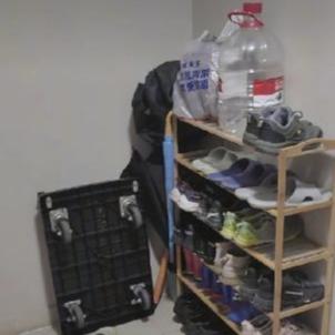 这个事件反映了邻里关系中沟通与解决问题的重要性。男子通过悬挂爷爷的遗照表达了自己