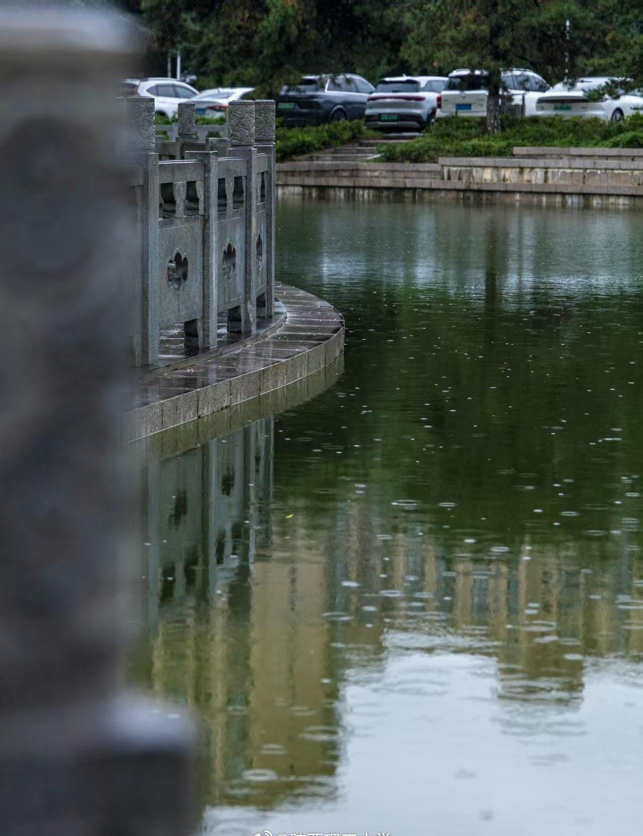 八十八载栉风沐雨，西法大踏浪前行
公学星火燎原起，政法血脉刻骨铭
古墙红砖，印烽