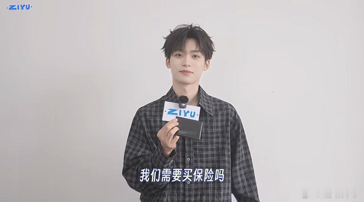 我笑晕了 我寻思啥挡着话筒的那个牌牌呢结果是妈咪自己的驾照哈哈哈哈哈就这样臭屁吧