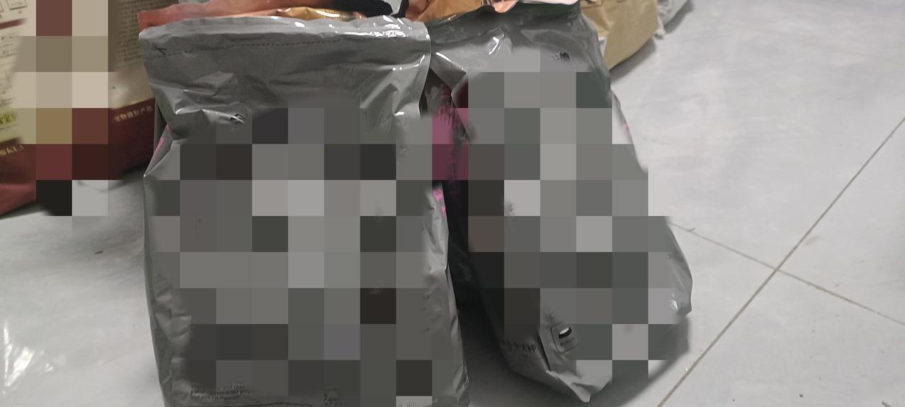 下午再次收到来自山东的热心网友@寻美 寄来的20斤狗粮，感恩感谢好心人的无私帮助