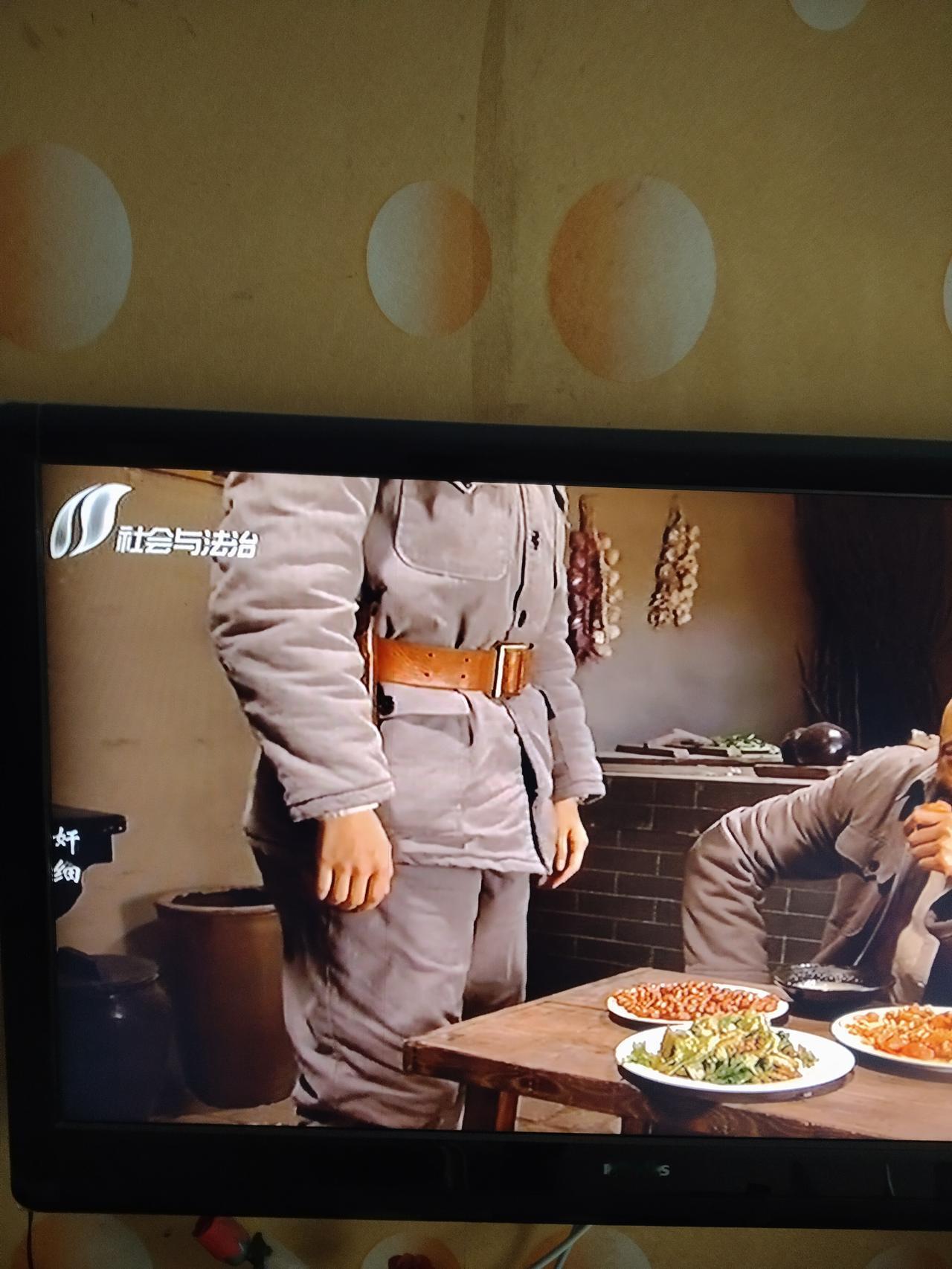 这部剧，我看了两遍，都没看到最后。
你们说吧，那三个女人，谁是奸细？为什么三人都