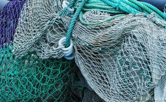 苏格兰渔民和民众向乌军提供了280吨渔网。当然是用来，在公路上架防fpv的网。烽