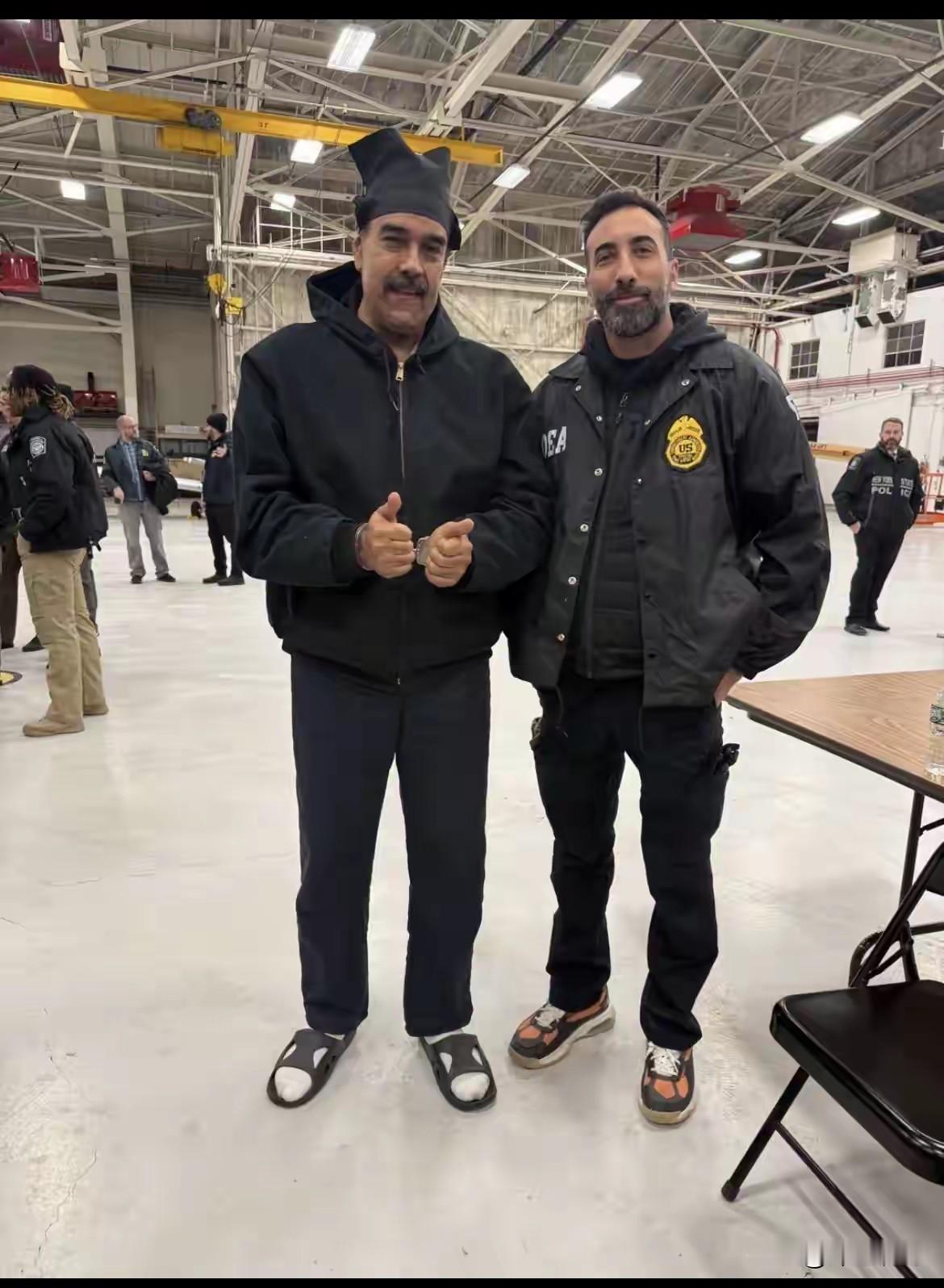 一张照片，看穿美国话语权的套路！
 把一场复杂的国际政治博弈，简化成了“执法者v