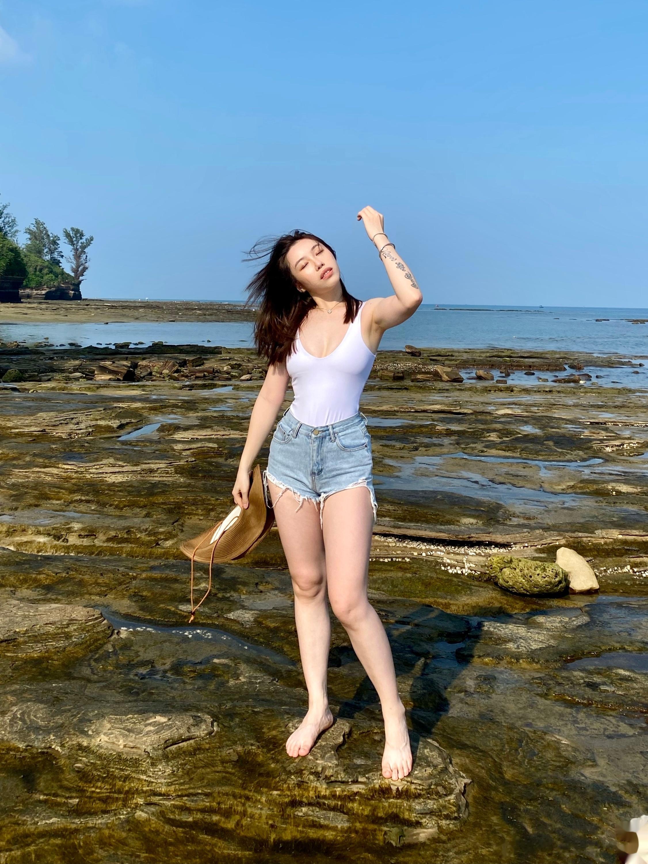 拍了一组我很喜欢的图，氛围感好好泳衣外穿，就是走多了有点勒。[裂开] ​​​