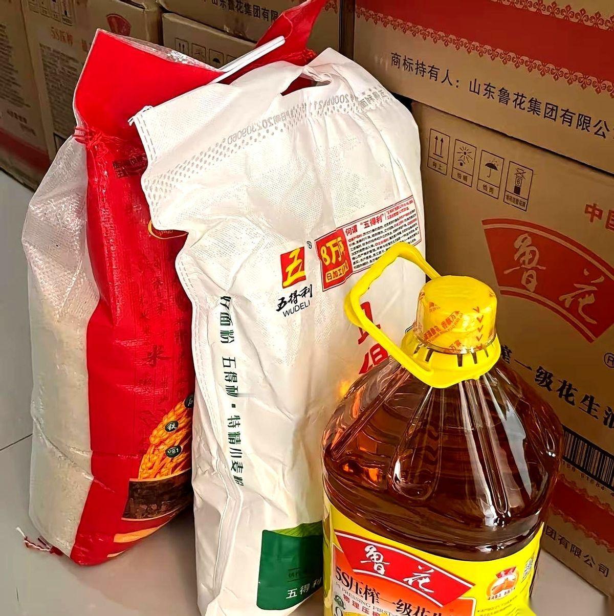 我提着一袋米一袋面，我老公的脸，比锅底还黑。
就因为回他家，我买了这些“过日子”