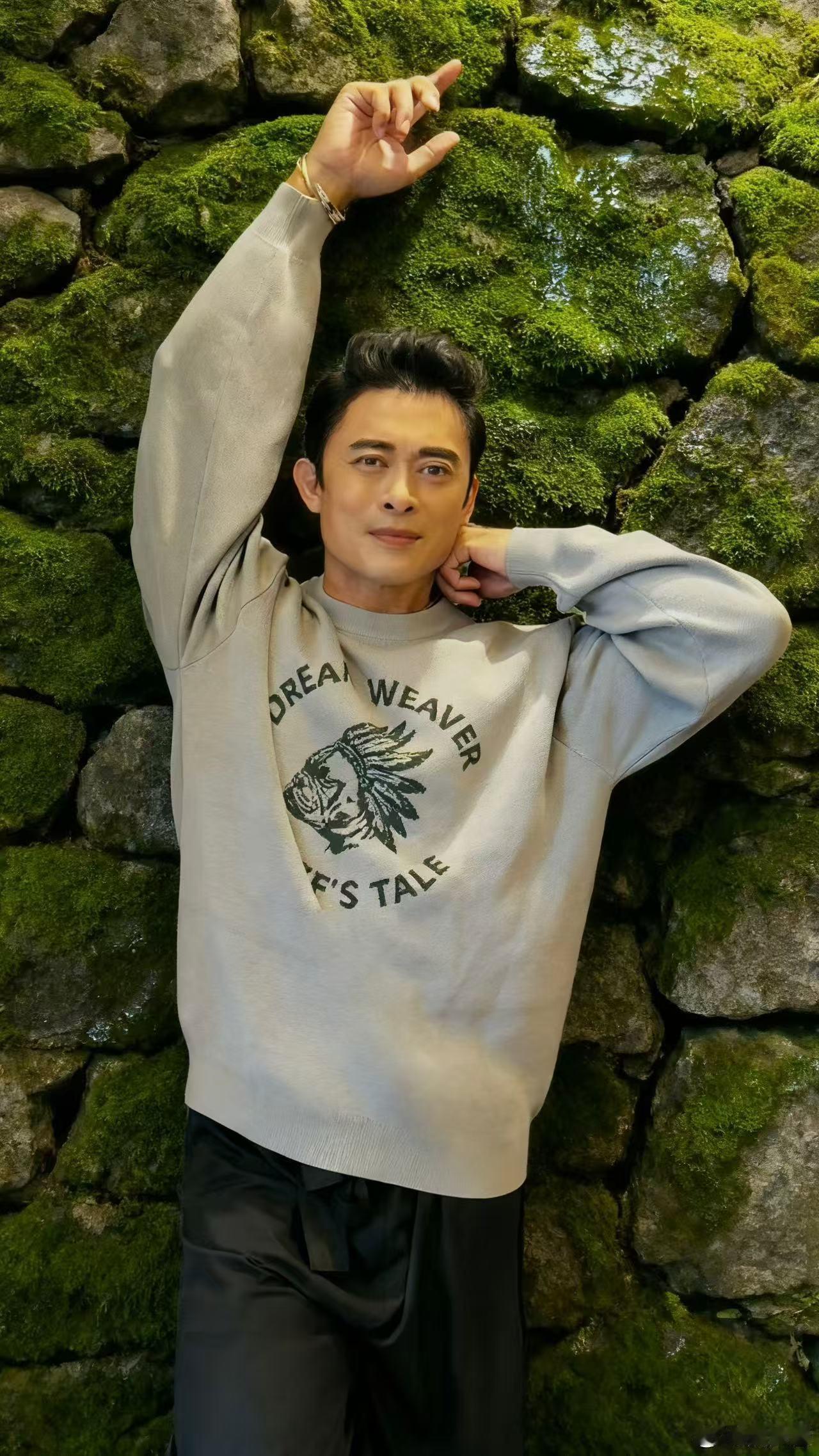 樊少皇宝刀未老具像化初入职场金融季 咏春招式讲究沉稳内敛，他演绎得十分到位，一招