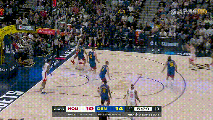 火箭悍将奥科吉真是极其的“嚣张”！在今天火箭客场挑战掘金的焦点战中，当时比赛进行