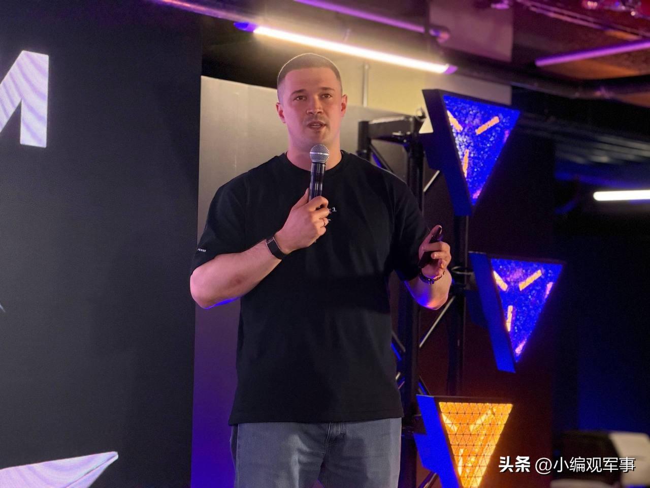 乌克兰国防部长米哈伊洛·费多罗夫对乌克兰武装部队总司令亚历山大·西尔斯基进行了批