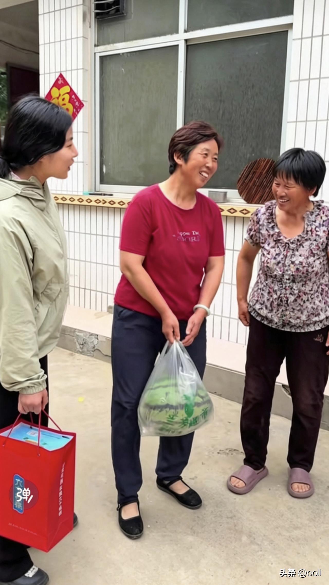 不愧是当老师的，聪聪媳妇就是会来事，情商高，想得周[赞][赞]

华强奶奶出院了
