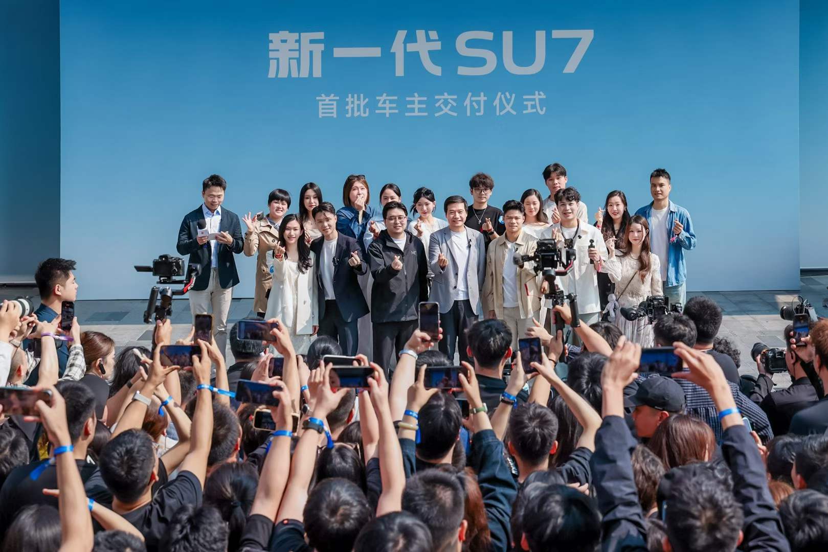 新SU7锁单的最新成绩出来了，上市72小时锁单量超3万台，对比一下上一代SU7上