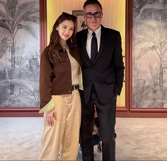 白鹿，赵露思，鞠婧祎，杨颖这四位美女和总裁的合照，第一眼谁更抗住了镜头呢？快来评