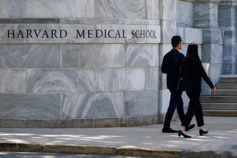 【哈佛医学院骇人丑闻！太平间主管盗卖“人头、面皮”被判8年】海外新鲜事 全球顶尖