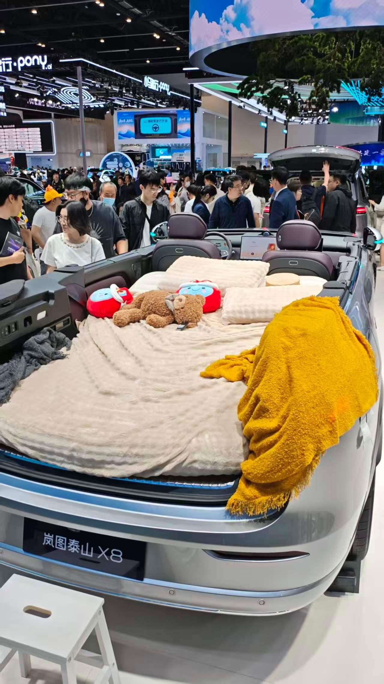 岚图泰山X8  车展逛累了真想上去睡一觉，空间很大舒适度拉满！2026北京车展北