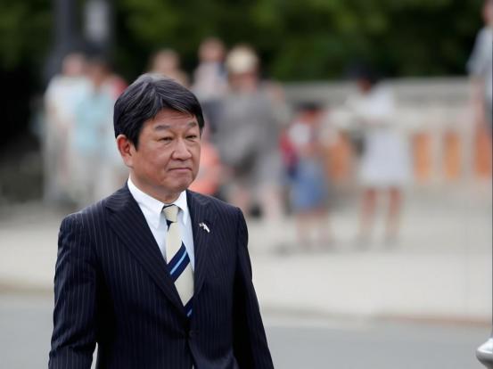 说起日本最近的操作，真的让人看明白什么叫“左右为难”，一边是美国的强硬要求，一边