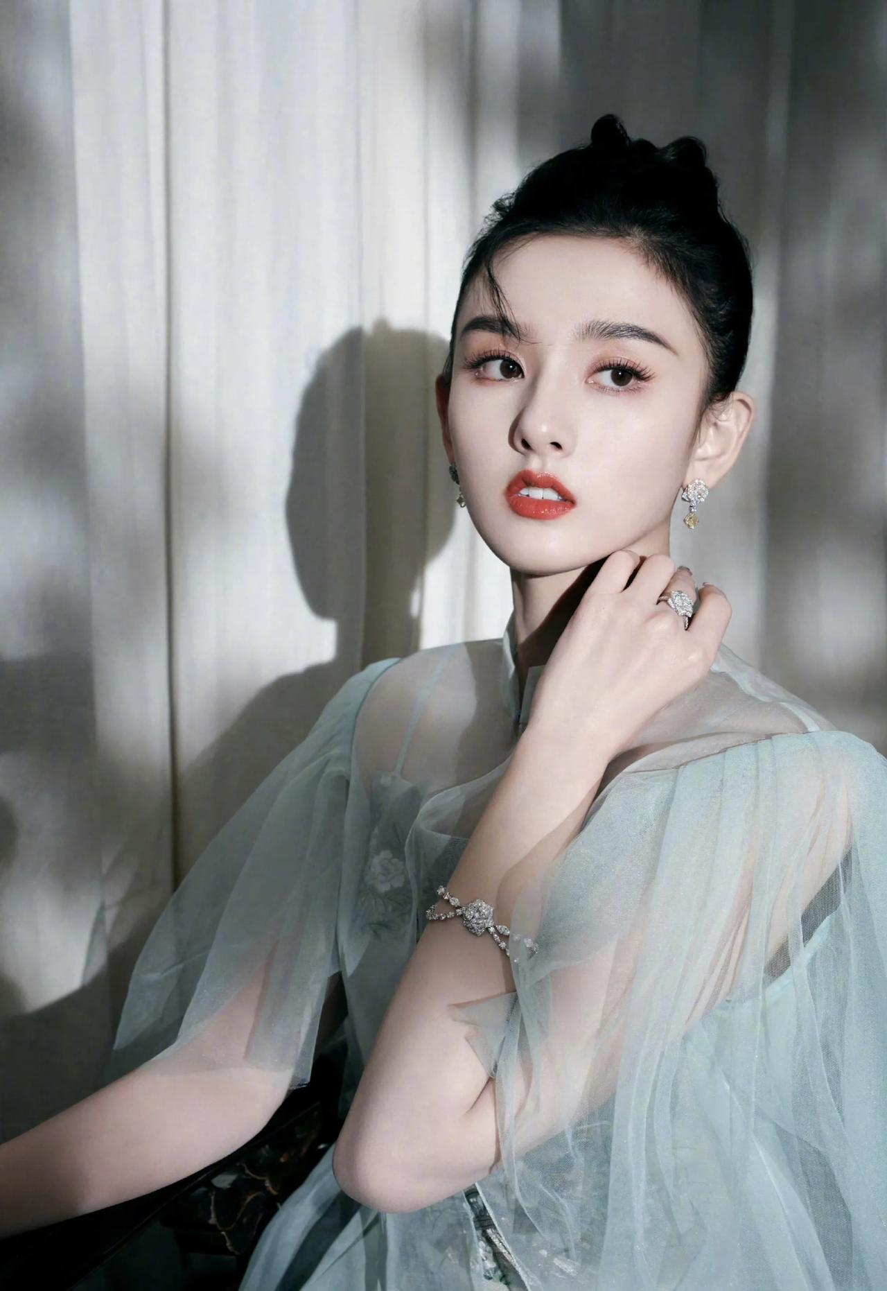 宋祖儿工作室8月27日晚和28日凌晨连发两条声明，澄清关于宋祖儿偷漏税和高考作弊