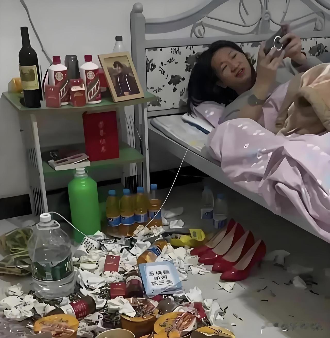 好家伙！房间乱到无处下脚，她躺床上刷手机一脸享受！
这样的房间估计没人敢进去，上