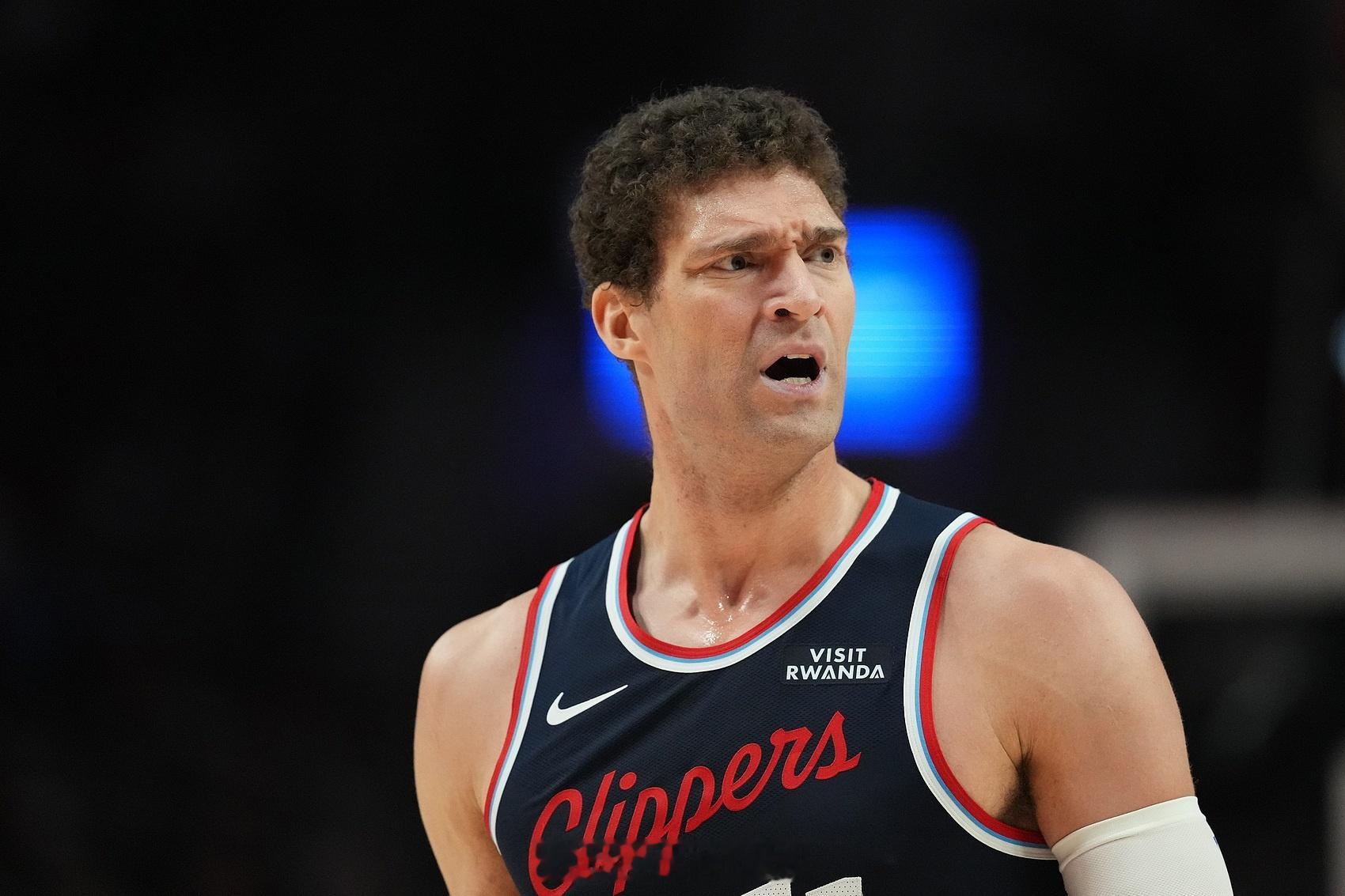 上半场，快船内线大洛佩斯表现不佳，尤其是外线毫无手感，在14分钟的时间里，投篮8