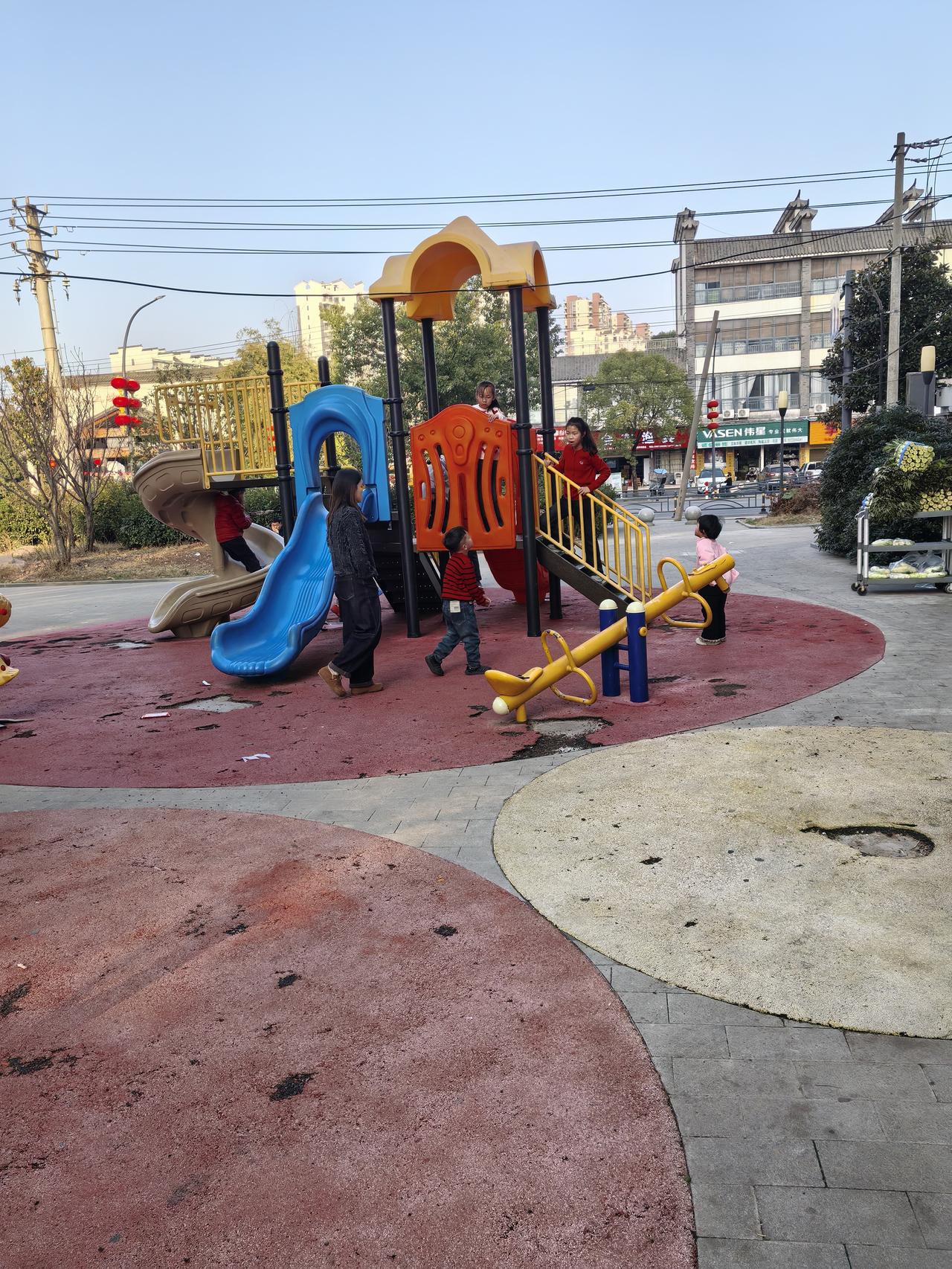 晒图笔记大赛 最近参加了晒图笔记大赛，我选了滑梯找乐这个主题。去游乐场拍照时，我