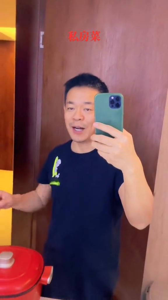 今天没有拍戏，没开工，我家屋里寒冷的冬夜给大家做了一锅红烧排骨。各位兄弟姐妹们，