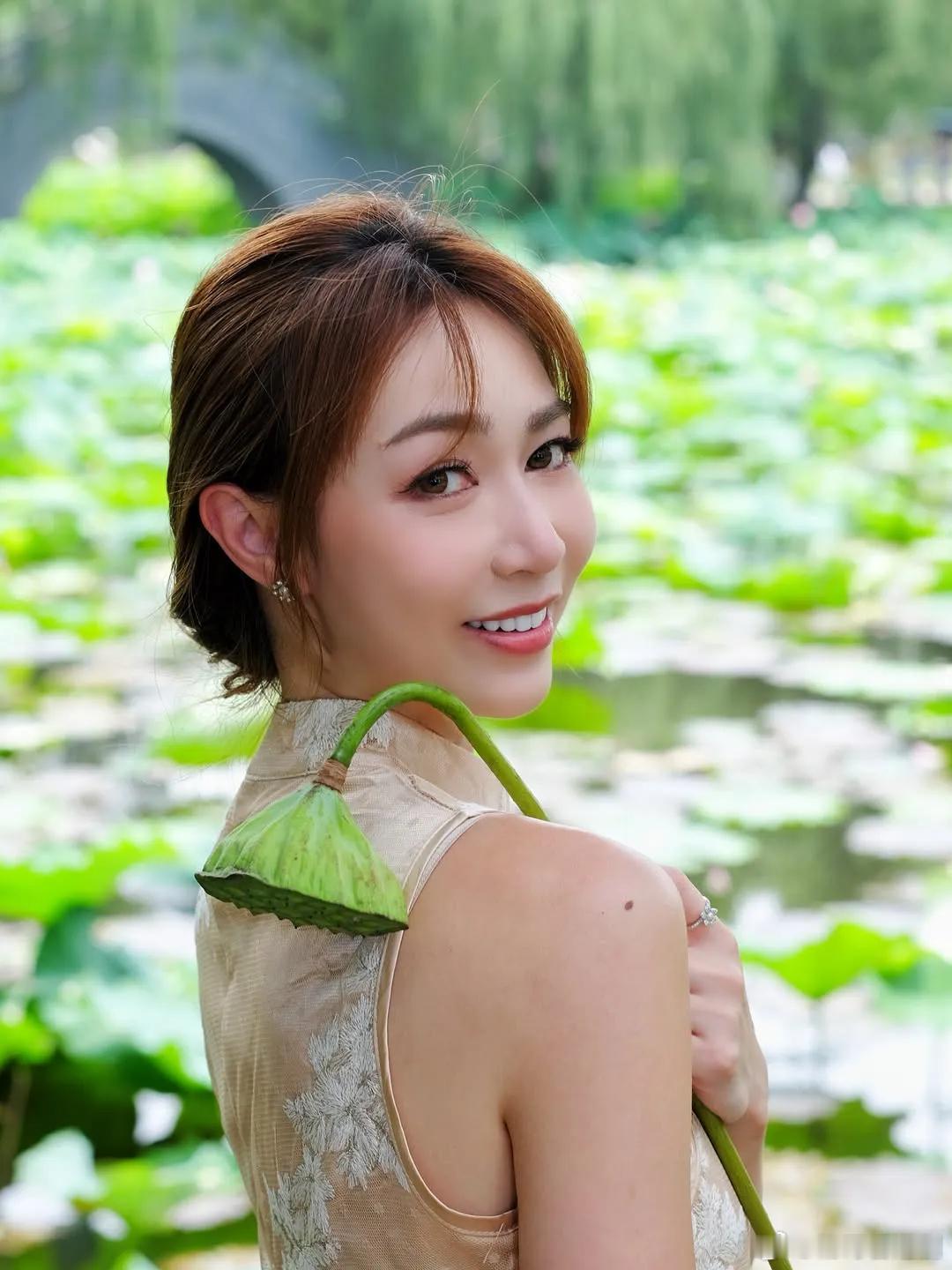 【娛樂新聞】黃嘉雯荷花池旗袍寫真滲古典美 戴荷葉面具比V手勢晒反差萌.黃嘉雯近日