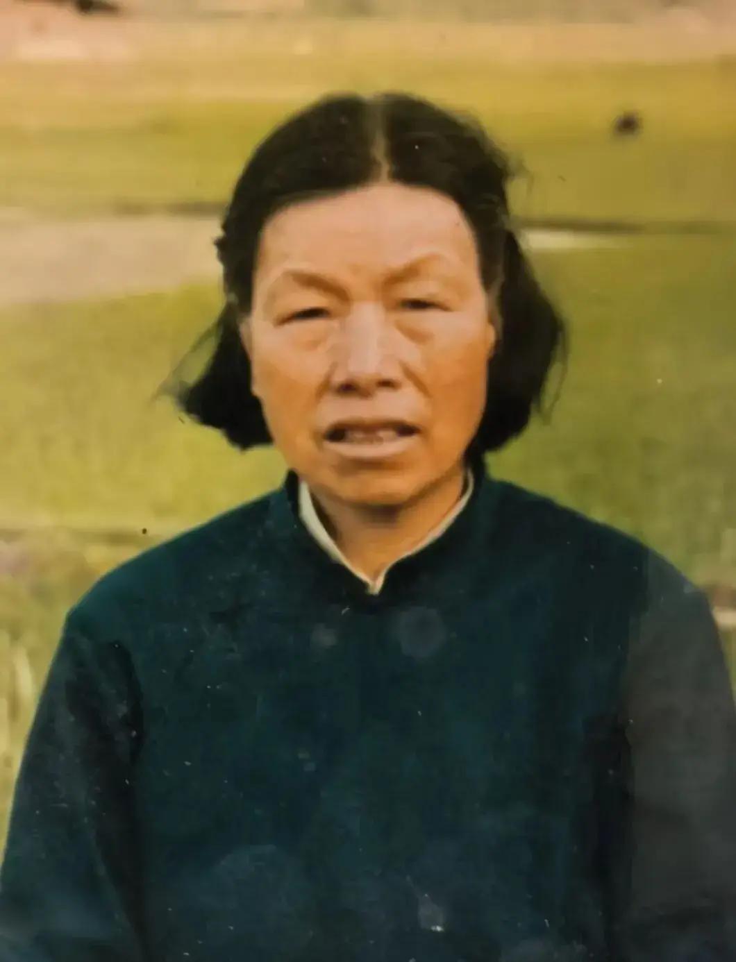 二月湖南新化山村，清明脚步近了，乡亲们早早备起香烛纸钱，总勾起人那些年少时的山路