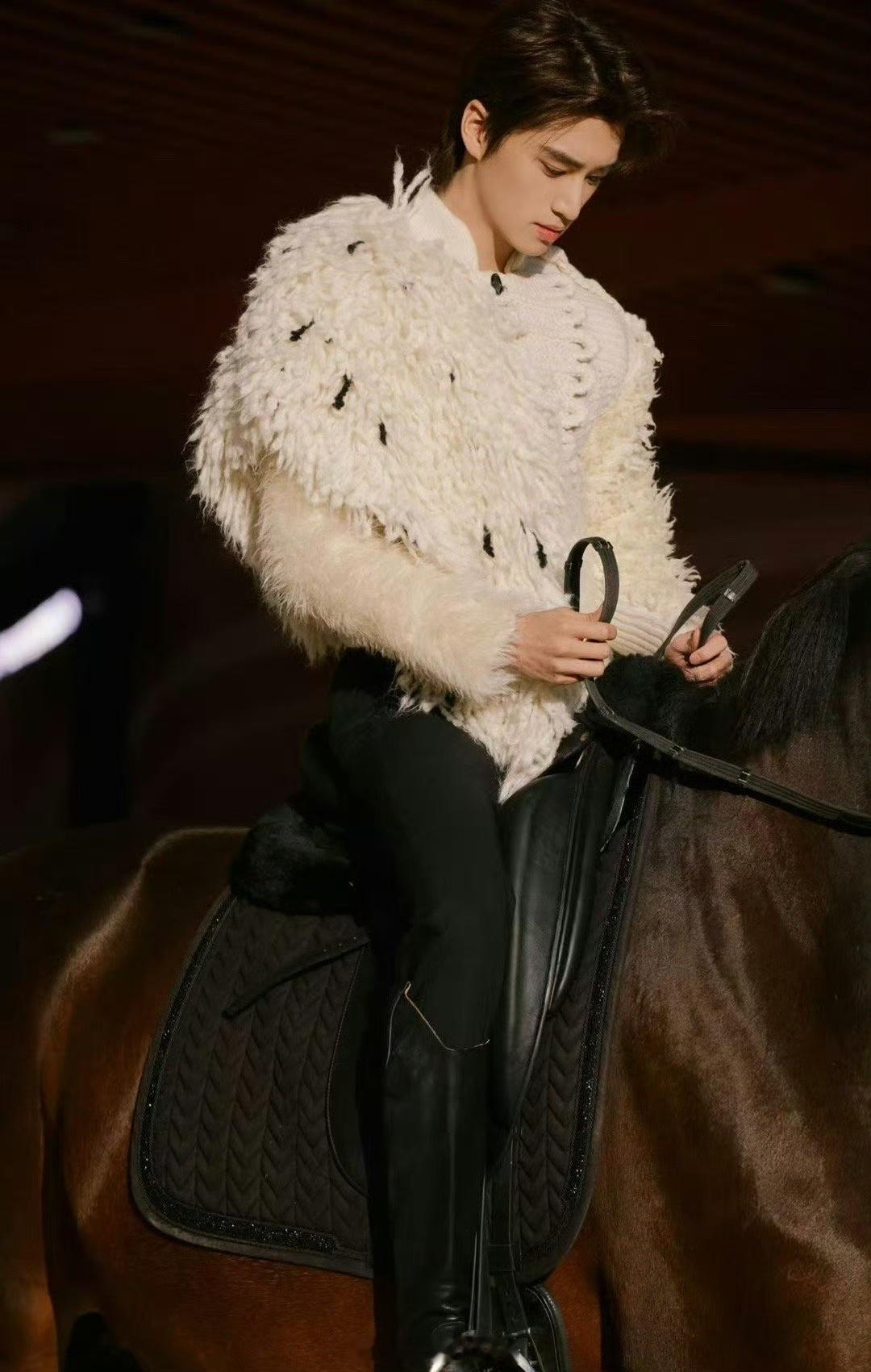 张康乐往那一站就怦然心动了 有些人天生拥有“静止美学”。张康乐站在那儿，像一幅留