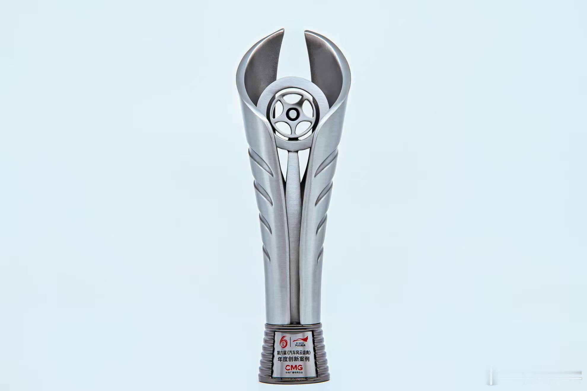 春节出行，乾崑护航。华为乾崑智驾ADS荣膺《汽车风云盛典》年度创新案例。其全维防