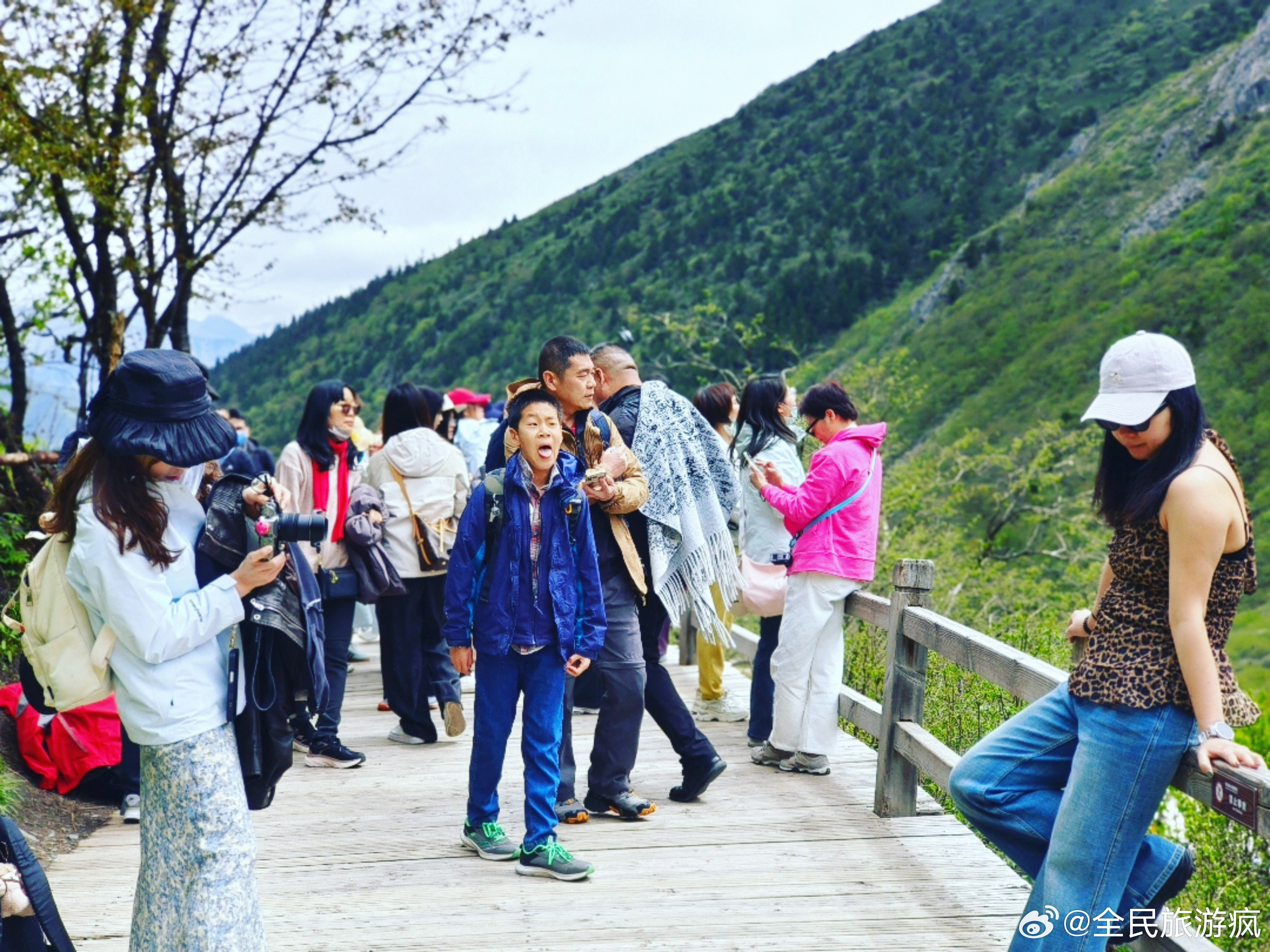 原来最美的风景藏在脚步与光影之间黄龙栈道踏清影 很多人来黄龙只为打卡五彩池，我却