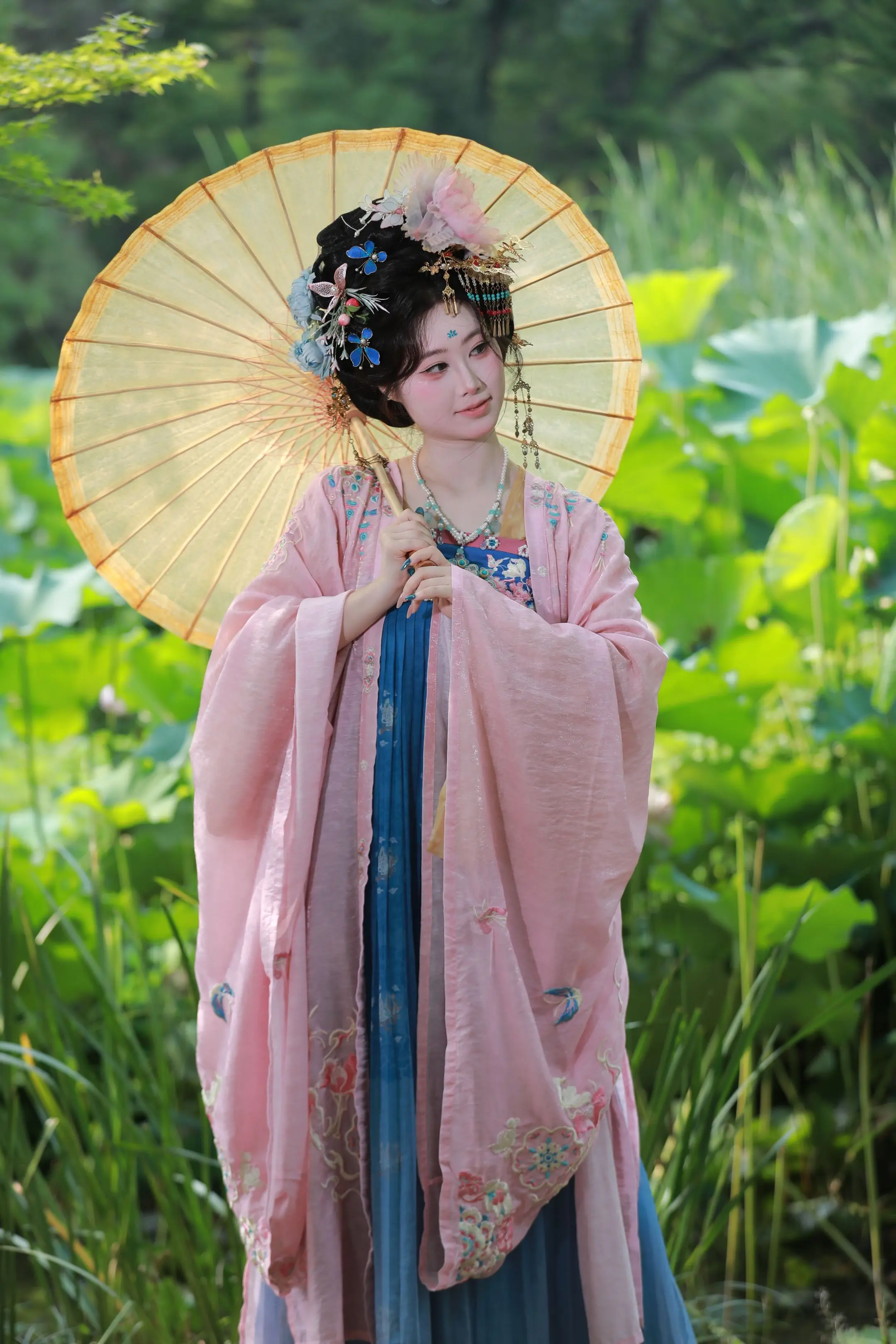 荷花园里的汉服姑娘。隋唐洛阳城的荷花园里，我穿着汉服和荷花并肩站着，感...