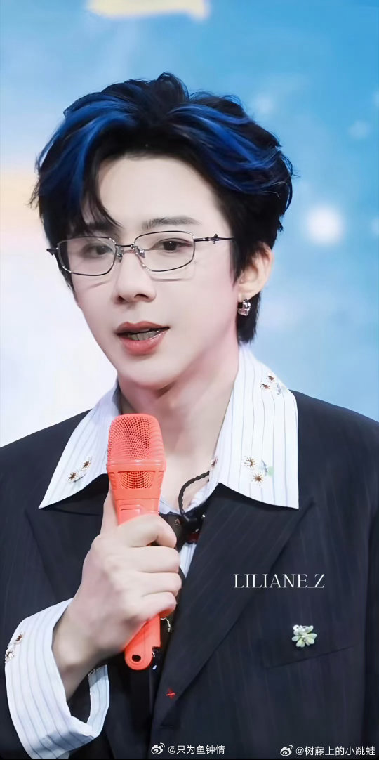 刘宇宁平凡的日子借一点光分享会刘宇宁分享会 刘宇宁今天穿的是黑西装外套搭配亮片长