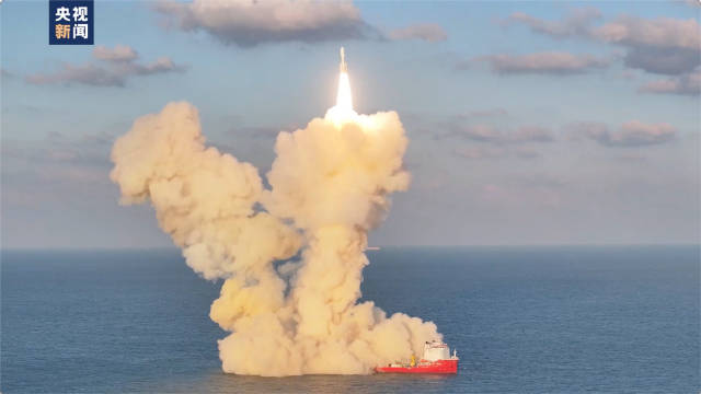 【#我国成功发射一箭9星#】今天，我国太原卫星发射中心在上海东部海域使用引力一号遥三运载火箭，将搭载