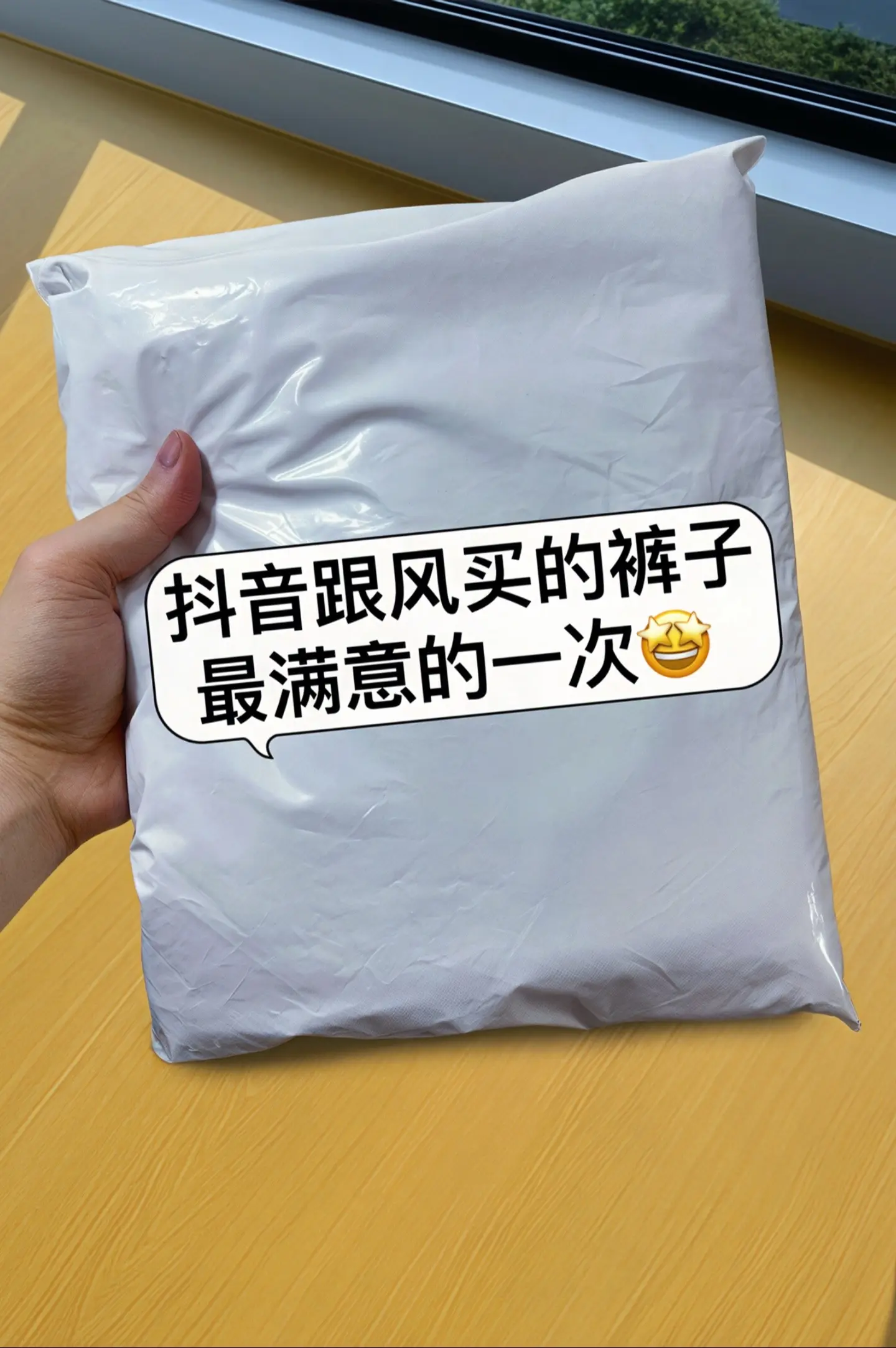 春天的白月光神裤！这条白色高腰阔腿牛仔裤，上身真的好惊艳！高腰设计提高...