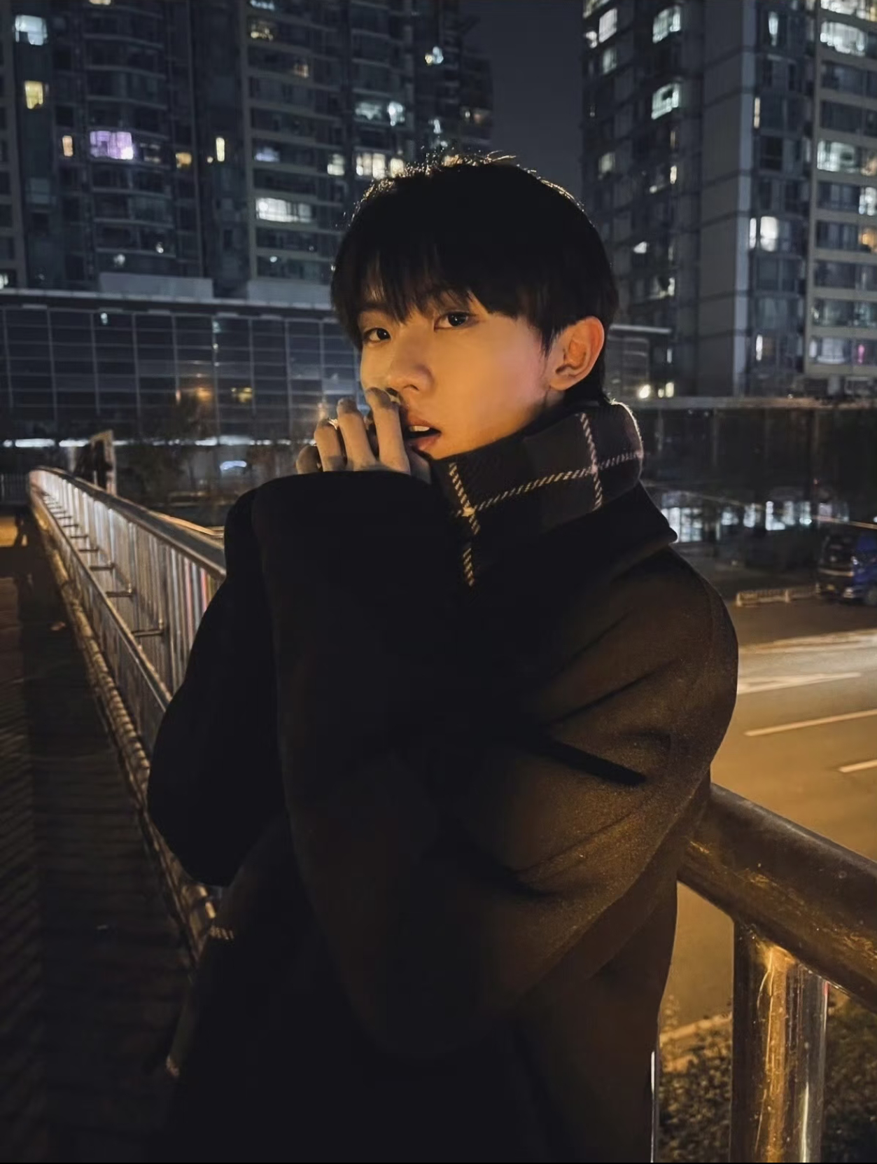 马嘉祺小学和爸妈一起看跑男原来我和马嘉祺有一个童年！童年氛围感直接拉满！马嘉祺回