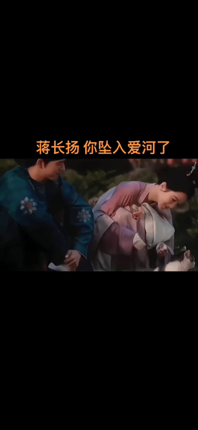 近日，杨紫发文调侃好友蒋长扬，称其笑容神似李现。照片中，蒋长扬咧嘴大笑，帅气迷人