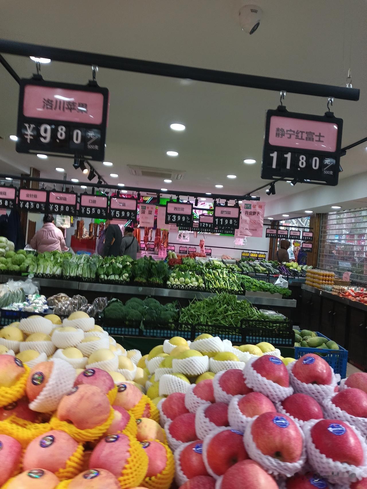 现在这市场价格真是让人摸不着头脑。水果贵得离谱，价格都高过肉价了，可老百姓天天要