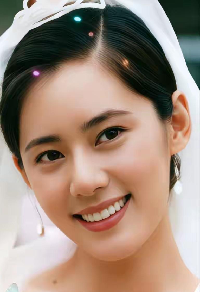 认识这位名人吗？笑容灿烂明媚，美不胜收，尽显绝代风华。自带动人神韵，历经岁月依旧