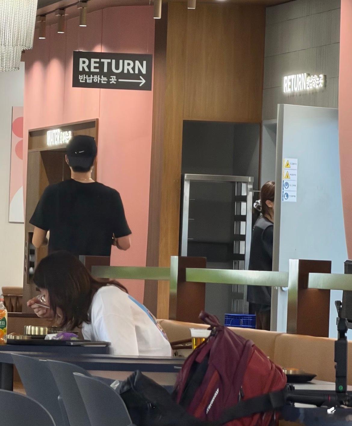 吴世勋吃完不忘端盘子走吴世勋送盘子回去好可爱素颜颜值能打，一举一动都透着乖巧感 