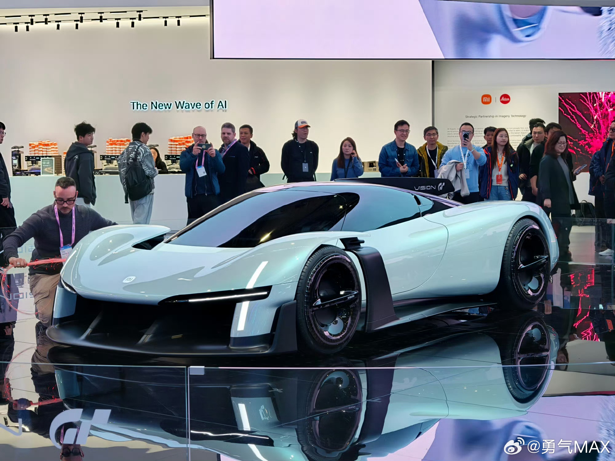 小米超跑线下实车曝光 MWC现场的焦点有点意外，居然是台国产车。小米VGT实车一