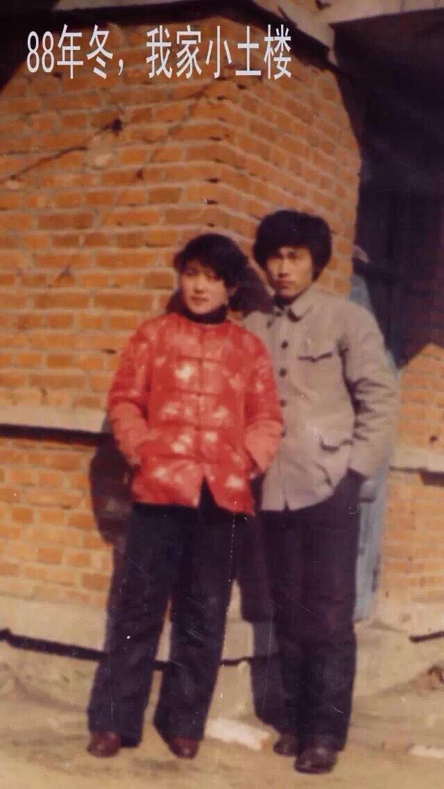 哈哈，这张可不像港星了，像他老姨。
这个棉袄是我自己做的，那个时候我就会盘扣[呲