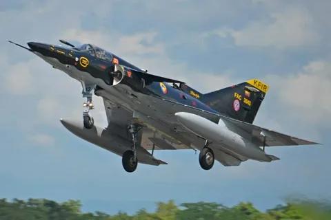 很多人以为以色列空军全靠美国 F-15、F-35，其实它早年被逼着搞自研战机，功
